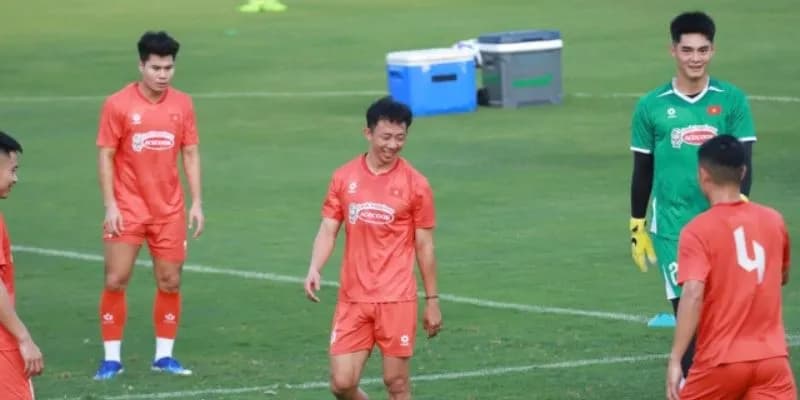 Đội tuyển Việt Nam thắng U22 Việt Nam 2-1 trước ngày sang Malaysia